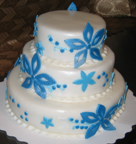 Трехъярусный белый Свадебный торт с снимими цветами